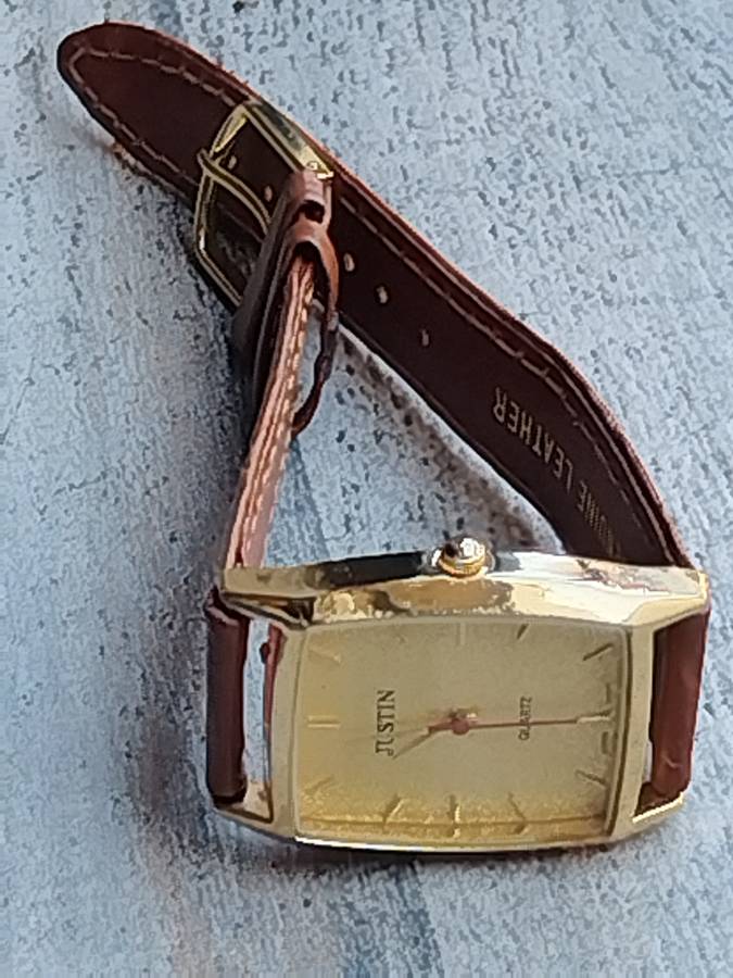 LADIES GOLD JUSTIN WATCH IN EXCELLENT WORKING CONDITION