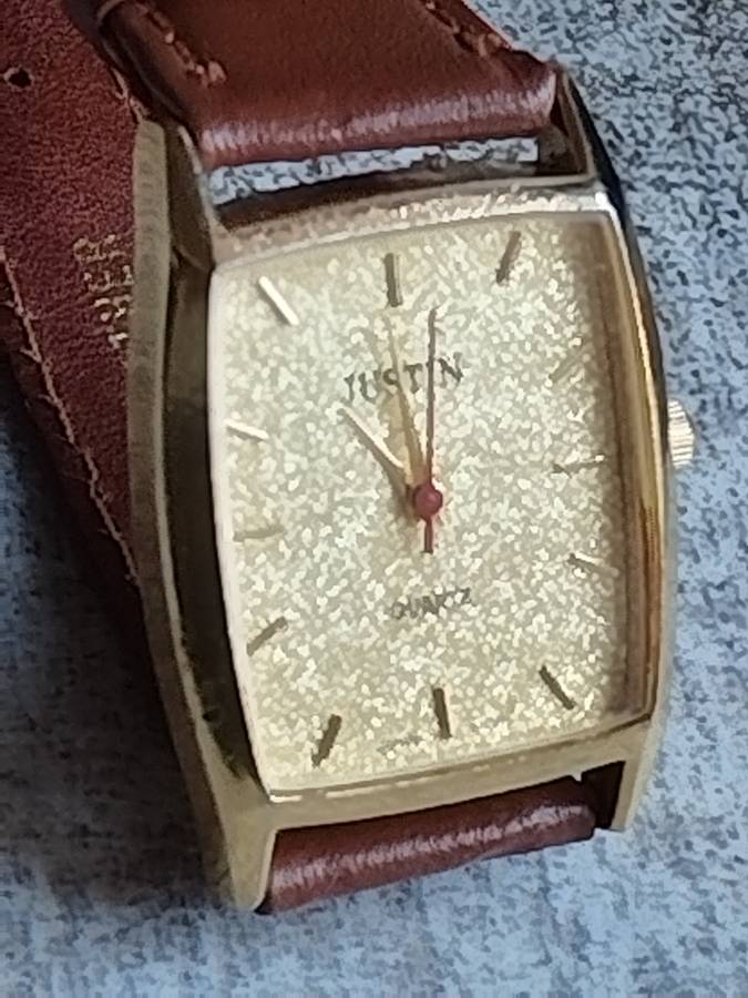 LADIES GOLD JUSTIN WATCH IN EXCELLENT WORKING CONDITION