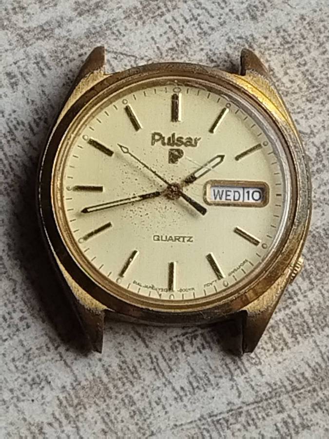 MENS VINTAGE PULSAR QUARTZ WATCH WITH DAY/DATE FUNCTION - UNTESTED SELLING FOR SPARES OR REPAIRS