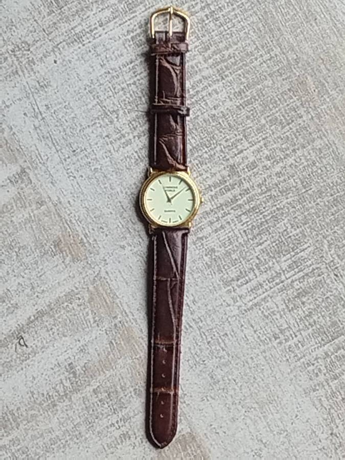 LADIES LUMINOUS WORLD GOLD WATCH WITH STUNNING BROWN LEATHER STRAP IN EXCELLENT WORKING CONDITION