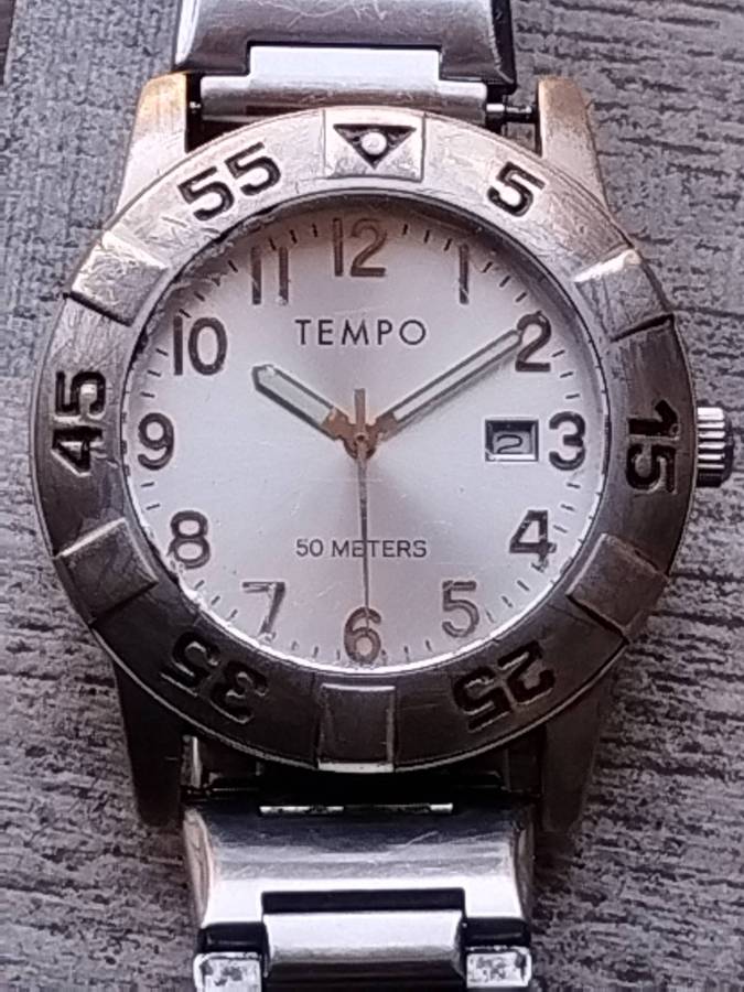 MENS TEMPO STAINLESS STEEL WATCH WITH ROTATING BEZEL IN EXCELLENT WORKING CONDITION