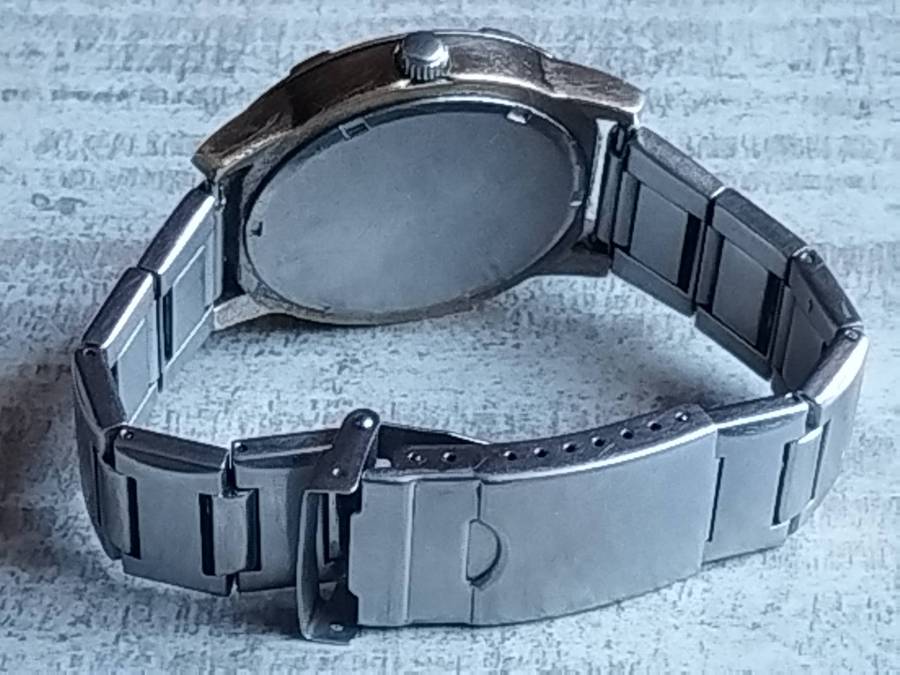 MENS TEMPO STAINLESS STEEL WATCH WITH ROTATING BEZEL IN EXCELLENT WORKING CONDITION