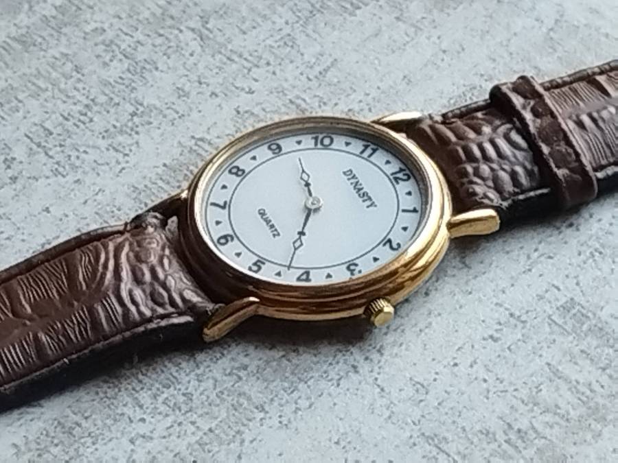 MENS VINTAGE DYNASTY EXTRA SLIM GOLD WATCH IN EXCELLENT WORKING CONDITION