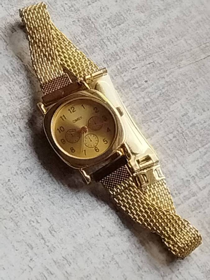 LADIES OMEZ GOLD WATCH WITH STUNNING GOLD MESH STRAP IN EXCELLENT WORKING CONDITION