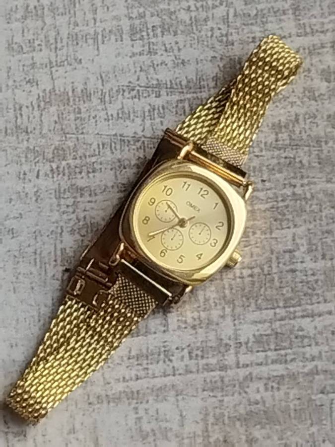 LADIES OMEZ GOLD WATCH WITH STUNNING GOLD MESH STRAP IN EXCELLENT WORKING CONDITION