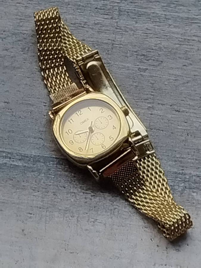 LADIES OMEZ GOLD WATCH WITH STUNNING GOLD MESH STRAP IN EXCELLENT WORKING CONDITION