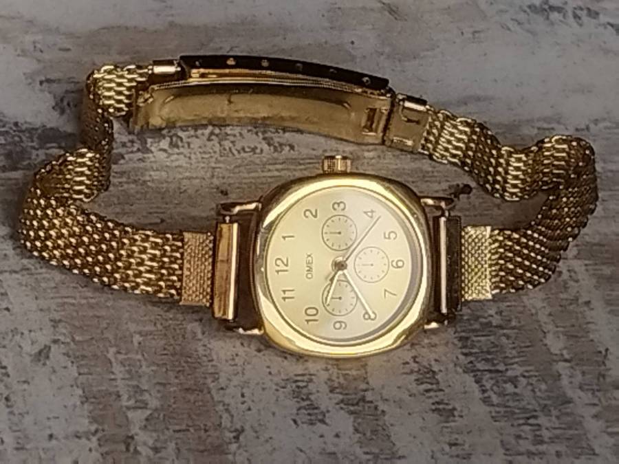 LADIES OMEZ GOLD WATCH WITH STUNNING GOLD MESH STRAP IN EXCELLENT WORKING CONDITION