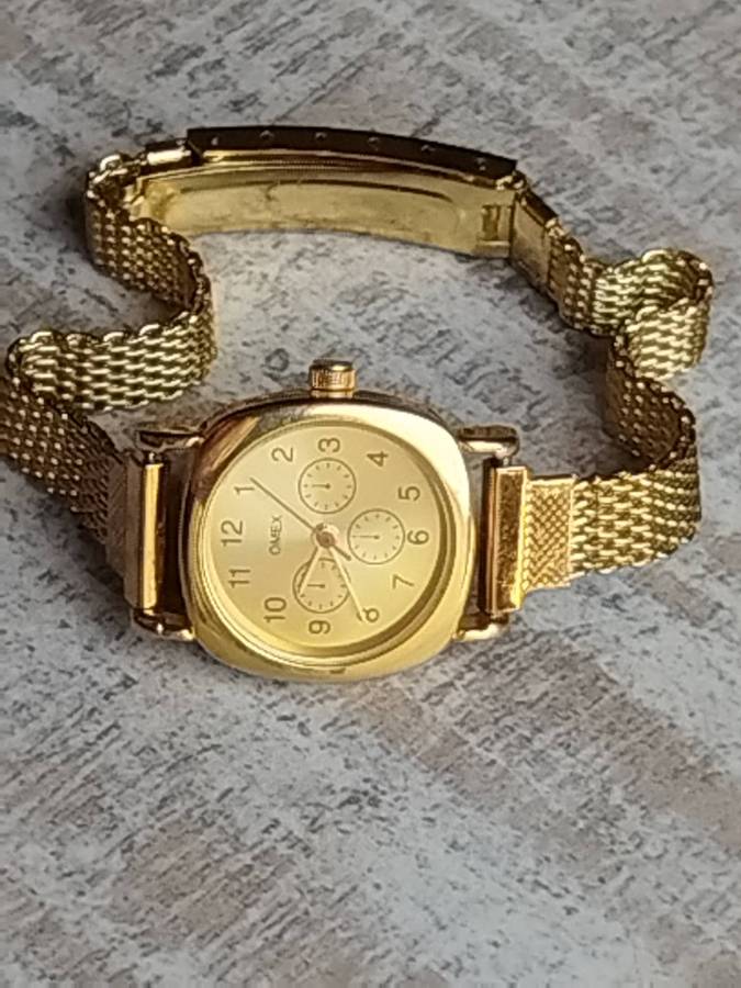 LADIES OMEZ GOLD WATCH WITH STUNNING GOLD MESH STRAP IN EXCELLENT WORKING CONDITION