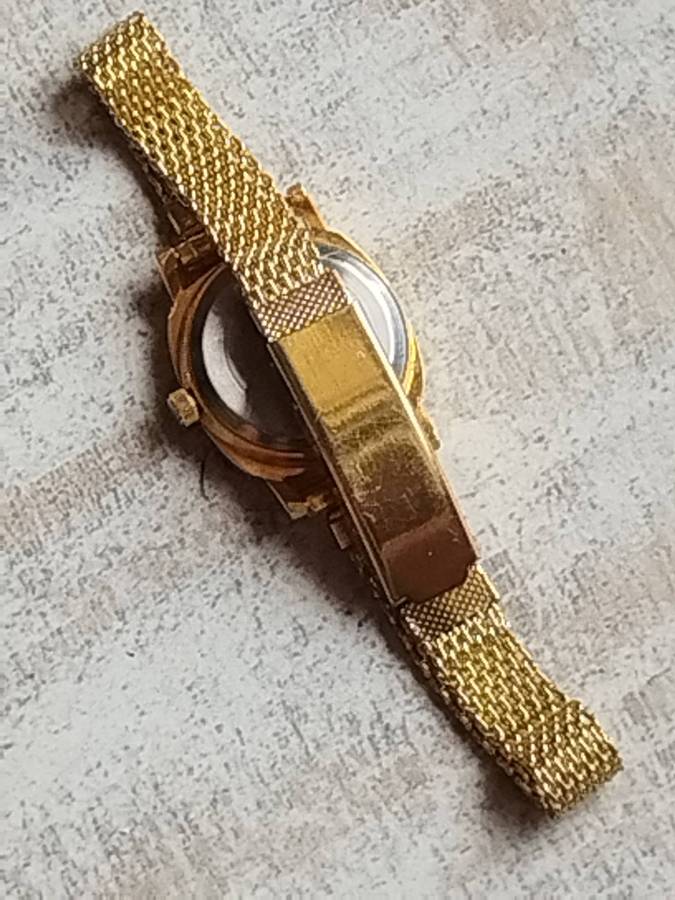 LADIES OMEZ GOLD WATCH WITH STUNNING GOLD MESH STRAP IN EXCELLENT WORKING CONDITION