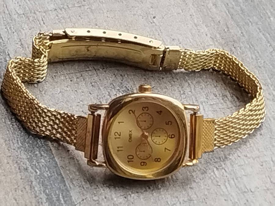 LADIES OMEZ GOLD WATCH WITH STUNNING GOLD MESH STRAP IN EXCELLENT WORKING CONDITION