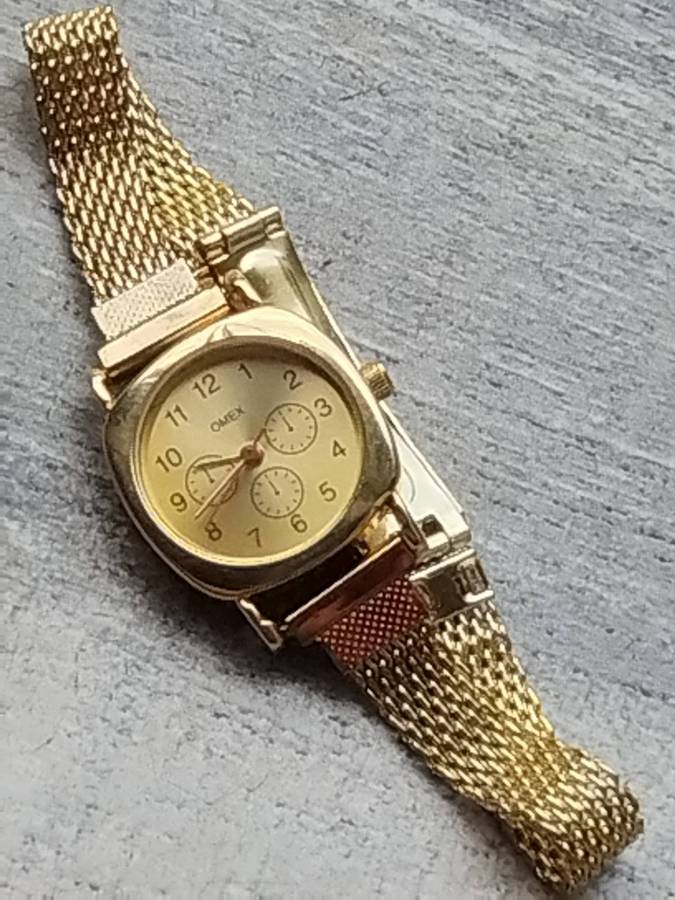 LADIES OMEZ GOLD WATCH WITH STUNNING GOLD MESH STRAP IN EXCELLENT WORKING CONDITION
