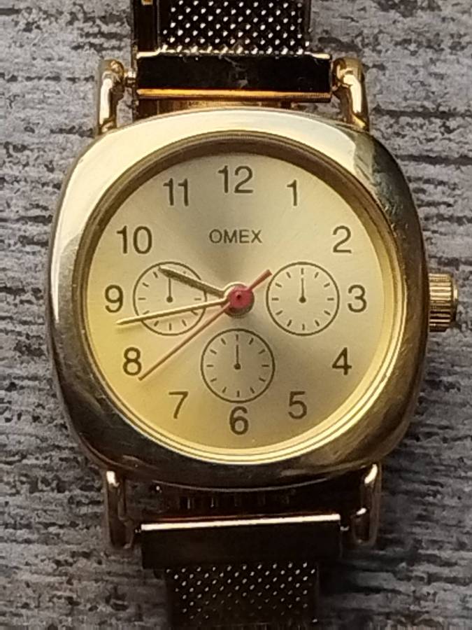 LADIES OMEZ GOLD WATCH WITH STUNNING GOLD MESH STRAP IN EXCELLENT WORKING CONDITION