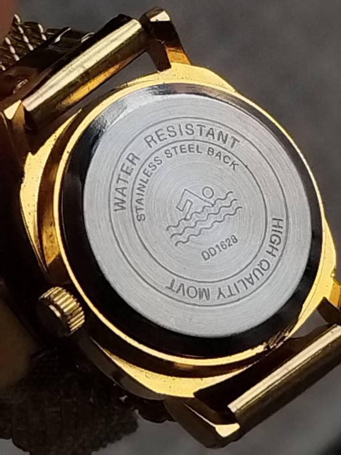 LADIES OMEZ GOLD WATCH WITH STUNNING GOLD MESH STRAP IN EXCELLENT WORKING CONDITION