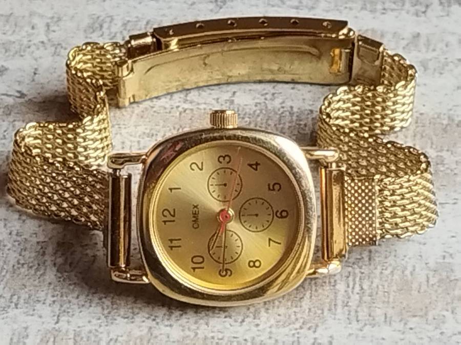 LADIES OMEZ GOLD WATCH WITH STUNNING GOLD MESH STRAP IN EXCELLENT WORKING CONDITION