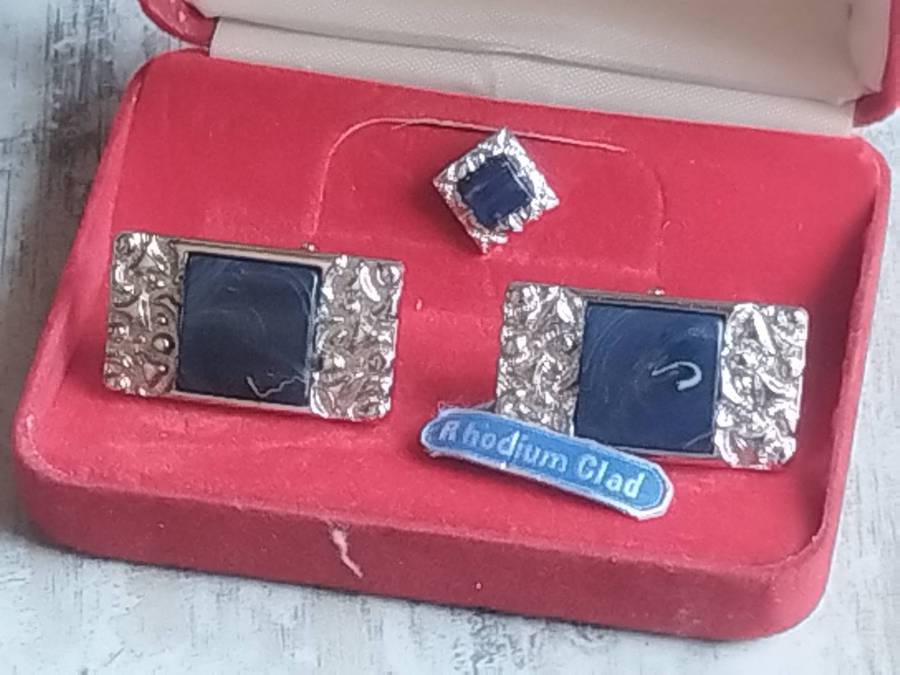 MENS RHODIUM CLAD CUFFLINKS IN ORIGINAL RED SUEDE BOX