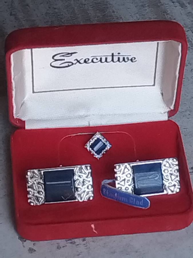 MENS RHODIUM CLAD CUFFLINKS IN ORIGINAL RED SUEDE BOX