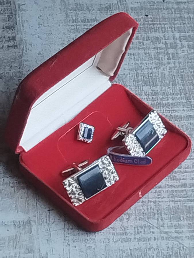 MENS RHODIUM CLAD CUFFLINKS IN ORIGINAL RED SUEDE BOX