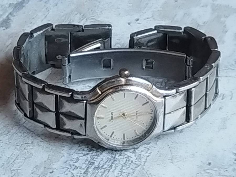 LADIES LUXURY WATCH IN EXCELLENT WORKING CONDITION