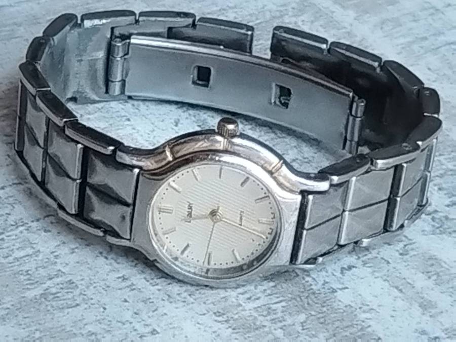 LADIES LUXURY WATCH IN EXCELLENT WORKING CONDITION