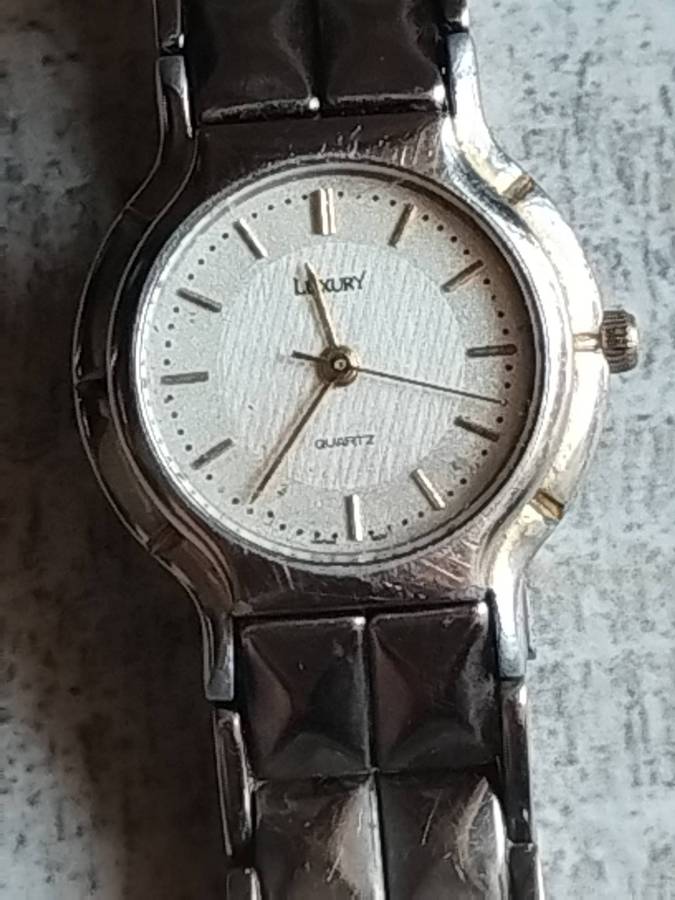 LADIES LUXURY WATCH IN EXCELLENT WORKING CONDITION