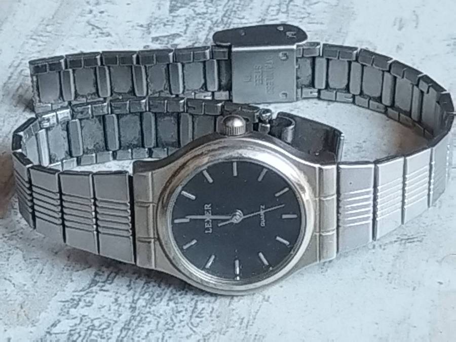 LADIES LEXER STAINLESS STEEL WATCH IN EXCELLENT WORKING CONDITION