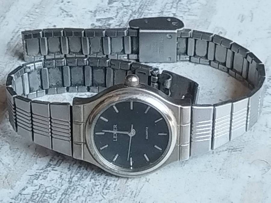 LADIES LEXER STAINLESS STEEL WATCH IN EXCELLENT WORKING CONDITION