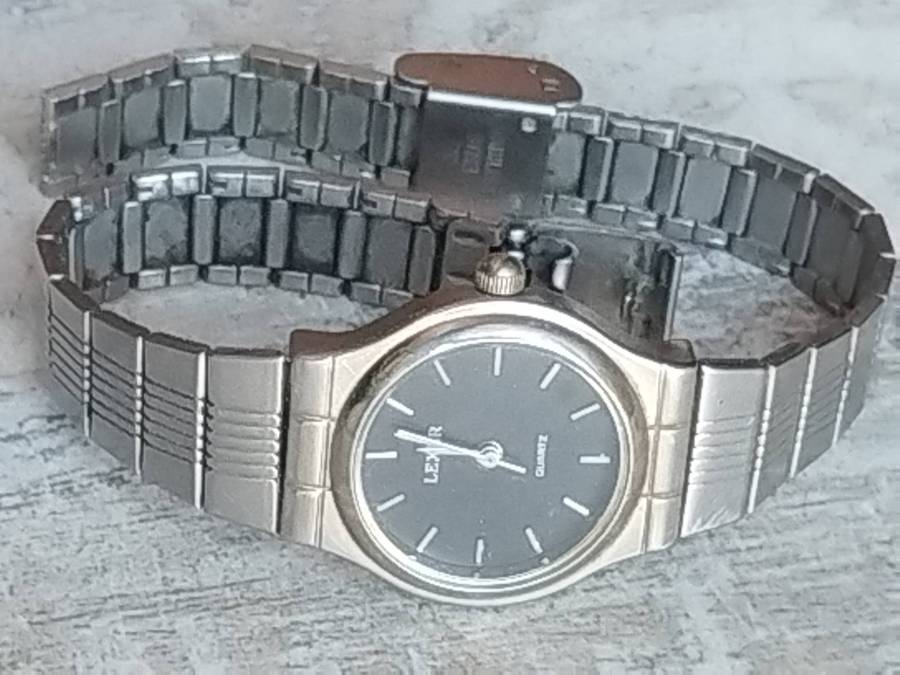 LADIES LEXER STAINLESS STEEL WATCH IN EXCELLENT WORKING CONDITION