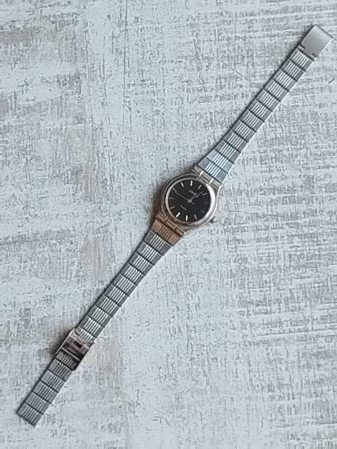 LADIES LEXER STAINLESS STEEL WATCH IN EXCELLENT WORKING CONDITION