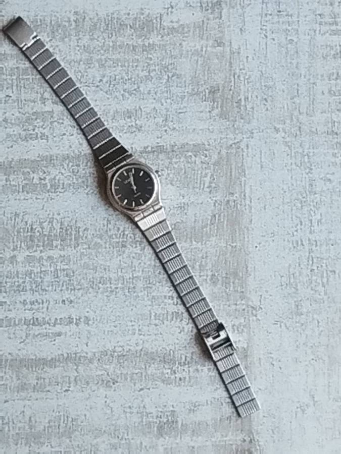 LADIES LEXER STAINLESS STEEL WATCH IN EXCELLENT WORKING CONDITION