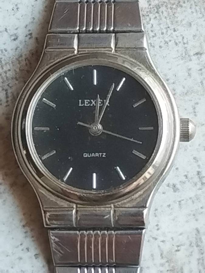 LADIES LEXER STAINLESS STEEL WATCH IN EXCELLENT WORKING CONDITION