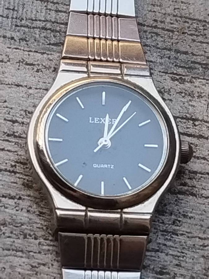 LADIES LEXER STAINLESS STEEL WATCH IN EXCELLENT WORKING CONDITION
