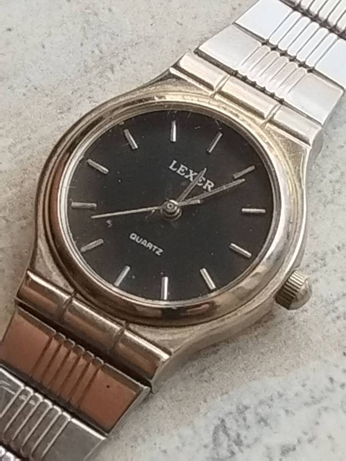 LADIES LEXER STAINLESS STEEL WATCH IN EXCELLENT WORKING CONDITION