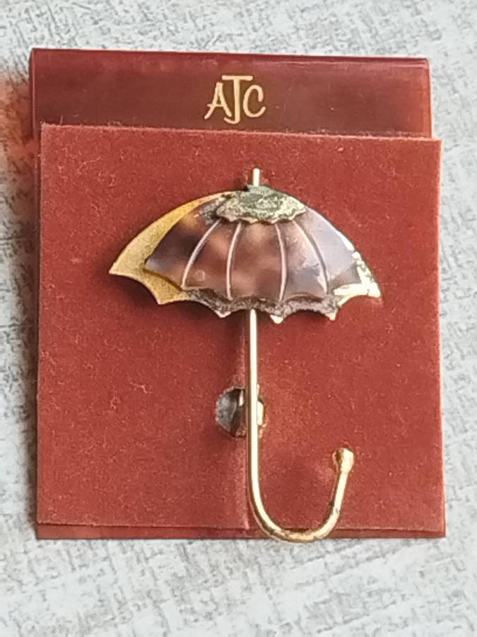STUNNING LADIES VINTAGE UMBRELLA GOLD PLATED BROOCH