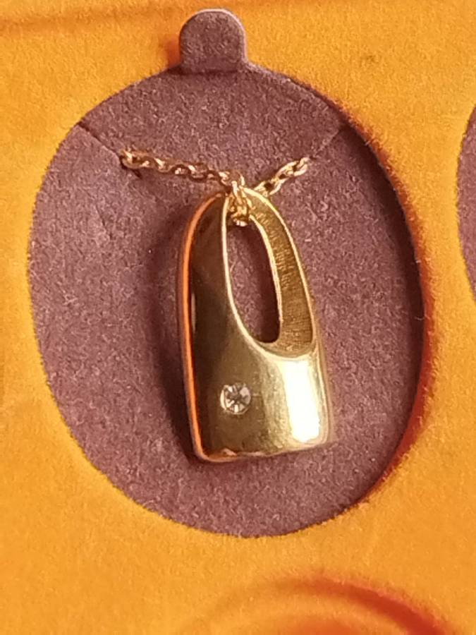 LADIES ELEGANT GOLD PLATED CHAIN AND PENDANT SET TRULY STUNNING