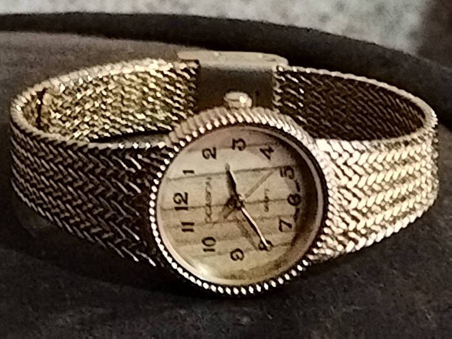 LADIES ELEGANT OCASION GOLD WATCH IN EXCELLENT WORKING CONDITION