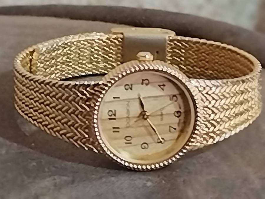 LADIES ELEGANT OCASION GOLD WATCH IN EXCELLENT WORKING CONDITION