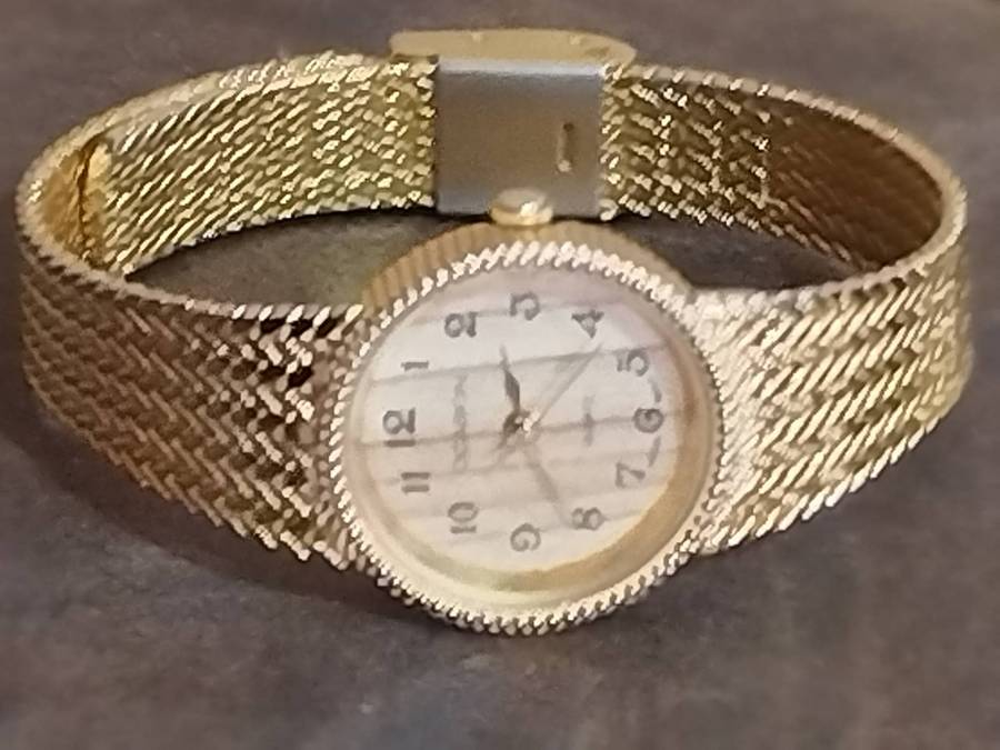 LADIES ELEGANT OCASION GOLD WATCH IN EXCELLENT WORKING CONDITION