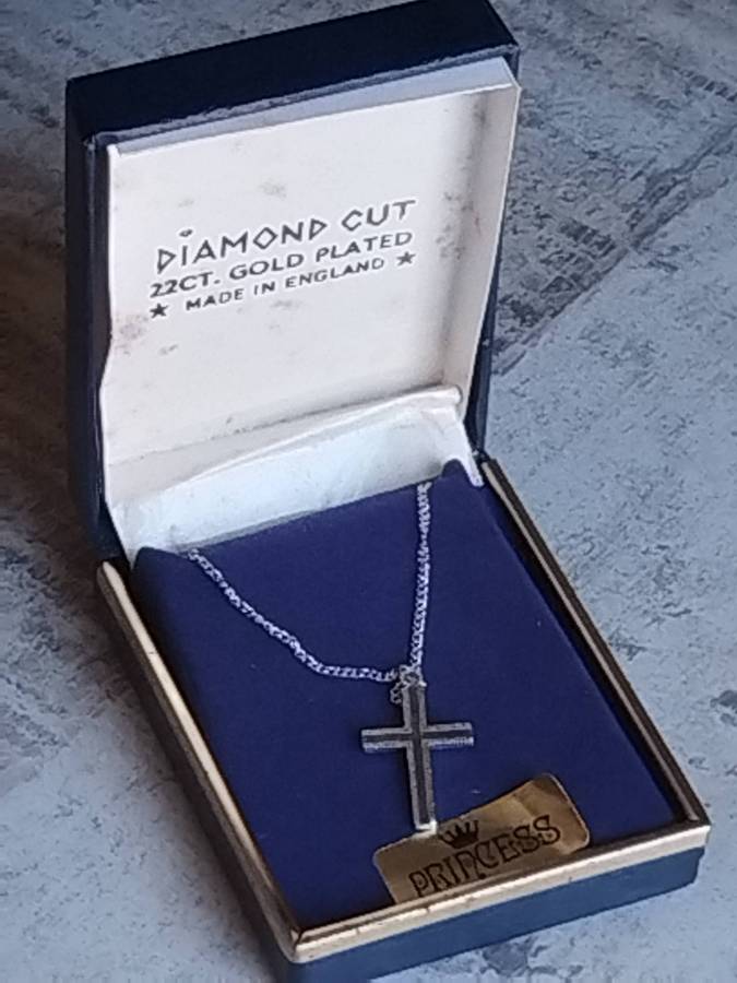 ELEGANT SILVER CHAIN AND CROSS PENDANT IN ORIGINAL DISPLAY BOX