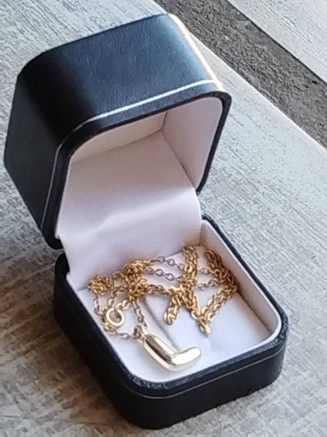 LADIES GOLD PLATED CHAIN WITH LETTER "L" PENDANT IN DISPLAY BOX