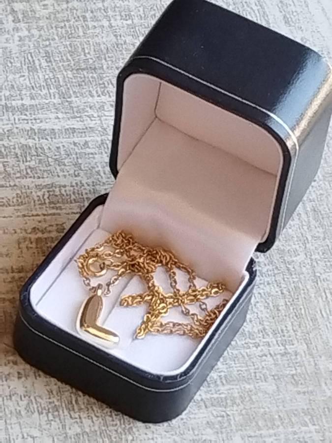 LADIES GOLD PLATED CHAIN WITH LETTER "L" PENDANT IN DISPLAY BOX