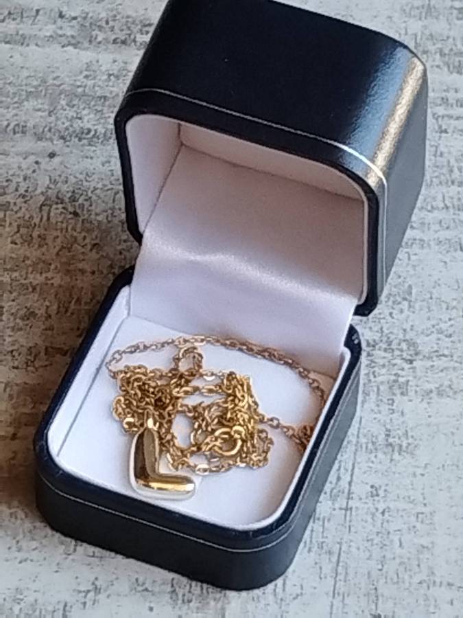 LADIES GOLD PLATED CHAIN WITH LETTER "L" PENDANT IN DISPLAY BOX