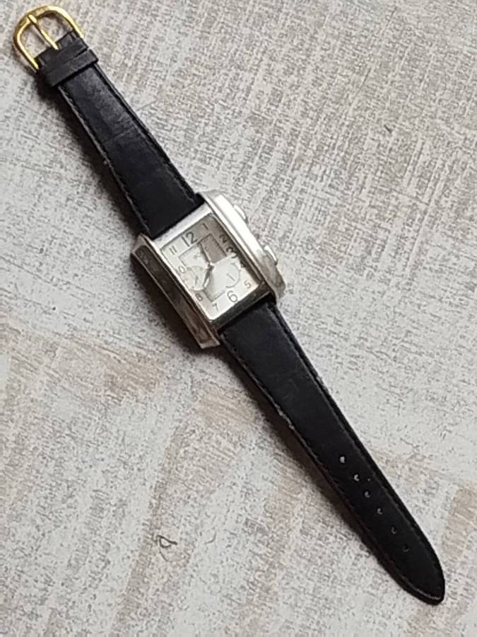 MENS FASHION WATCH WITH GENUINE LEATHER STRAP IN EXCELLENT WORKING CONDITION