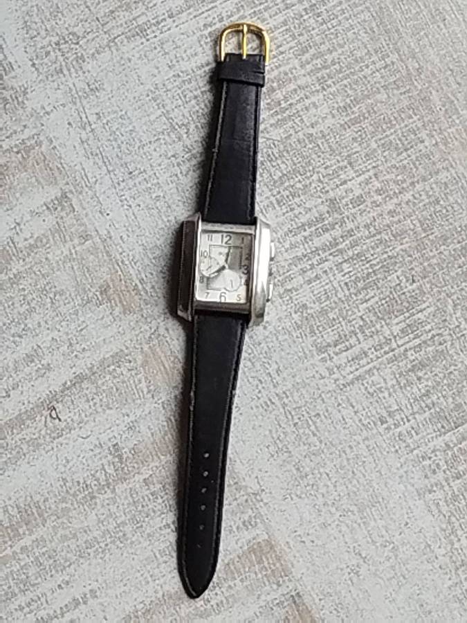 MENS FASHION WATCH WITH GENUINE LEATHER STRAP IN EXCELLENT WORKING CONDITION