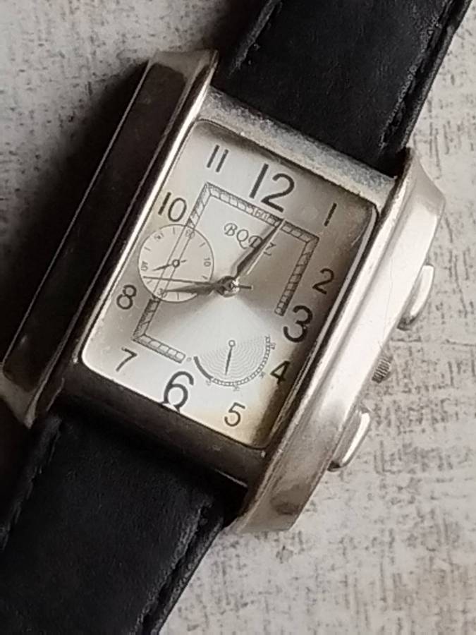 MENS FASHION WATCH WITH GENUINE LEATHER STRAP IN EXCELLENT WORKING CONDITION