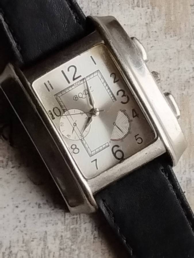 MENS FASHION WATCH WITH GENUINE LEATHER STRAP IN EXCELLENT WORKING CONDITION