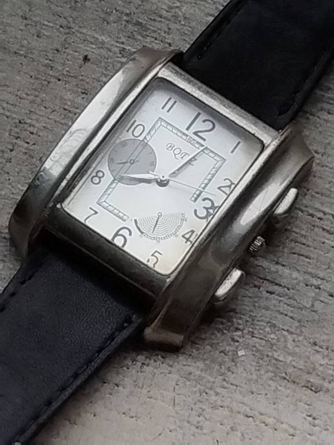 MENS FASHION WATCH WITH GENUINE LEATHER STRAP IN EXCELLENT WORKING CONDITION