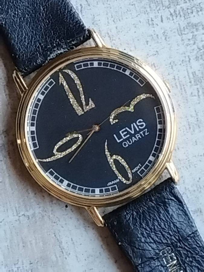 LADIES LEVIS GOLD WATCH IN EXCELLENT WORKING CONDITION