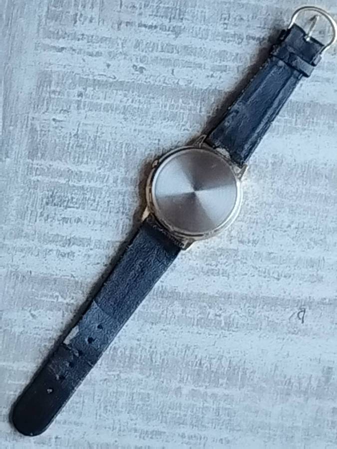 LADIES LEVIS GOLD WATCH IN EXCELLENT WORKING CONDITION