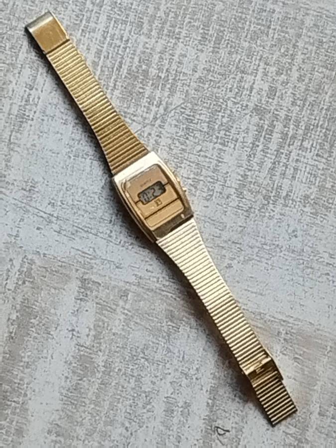 MENS VINTAGE DIGITAL WATCH WITH GOLD STAINLESS STEEL STRAP
