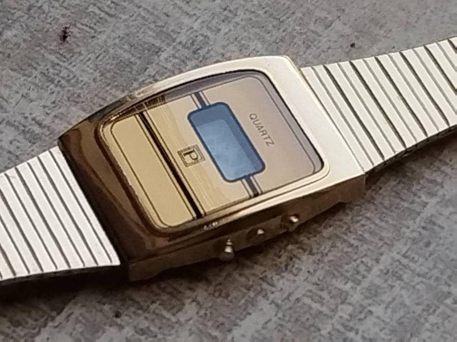 MENS VINTAGE DIGITAL WATCH WITH GOLD STAINLESS STEEL STRAP